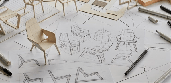 Cadeira de maneira em miniatura cercada por desenhos do seu design.